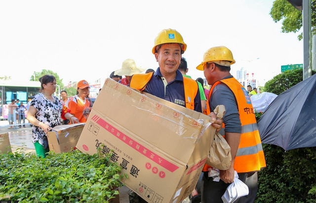 Volunteers Fight Against Floods Together