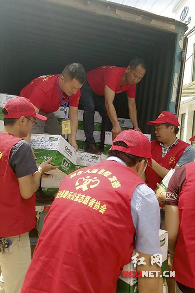 老雷锋们出现在湖南抗洪救灾现场 那种精神依