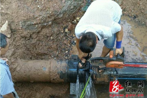 自来水管爆裂居民饮水告急 县供水部门全力抢修
