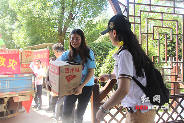 雨花区爱心汇聚跳马镇 东塘街道捐赠物资15万