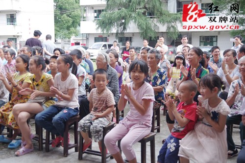 [抗洪救灾]雷秀新带领非公经济人士为灾区群众捐献爱心