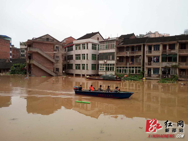 图为被洪水淹没的新邵县酿溪镇小河街.图片