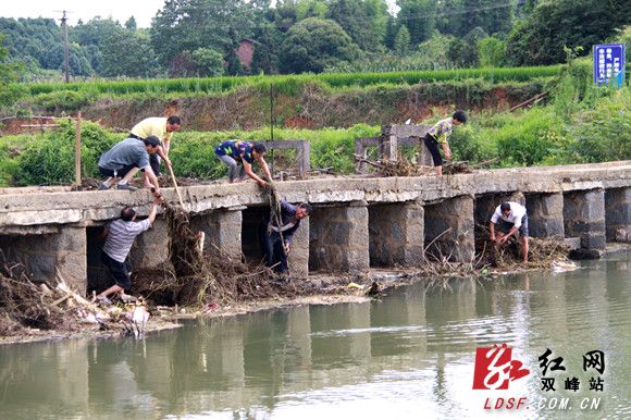 葛新良)7月6日,气温高达35,湖南双峰县印塘乡丰华村邹家坝河道垃圾