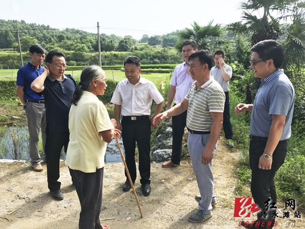 周淑芳)7月7日上午,湖南冷水滩区委副书记,区长桂砺锋深入花桥街镇