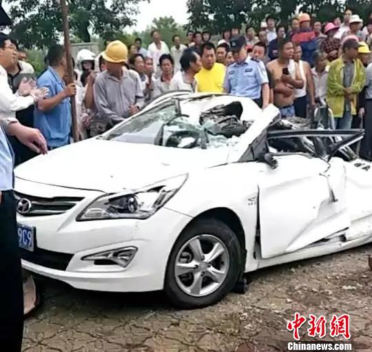 盐城一满载石子卡车侧翻将轿车压扁夫妻俩身亡