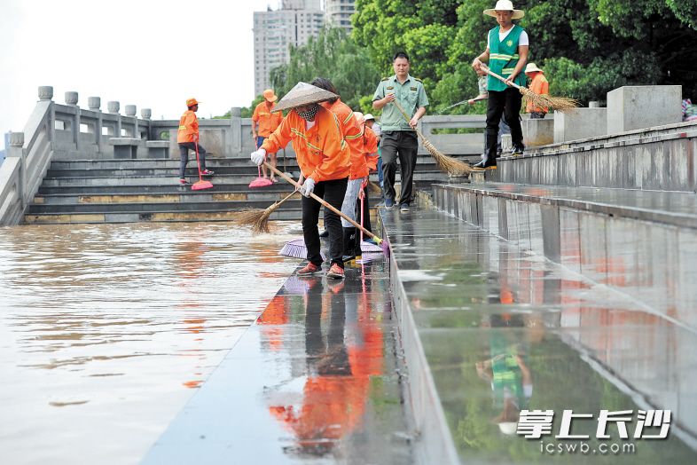 7月7日，杜甫江阁附近，天心区城管局、园林局、环卫局400余名工作人员日夜不停地在沿江风光带进行大清洗，并将沿线的各类垃圾进行清运。