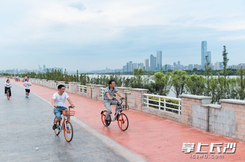 7月9日下午3时，湘江风光带潇湘路南段，自行车道清洗一新，众多市民和往常一样在江边漫步骑行。