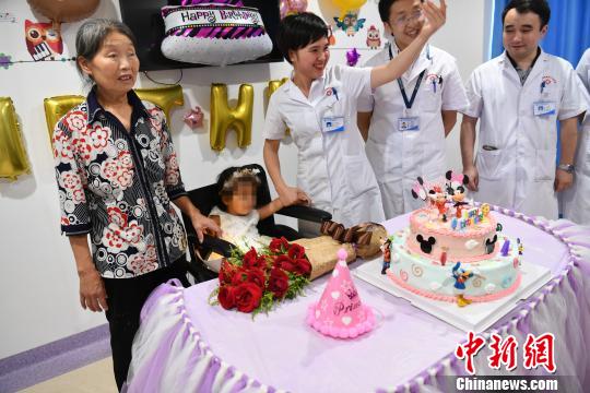 四川4岁“无肛女孩”首期手术成功家人喜极而泣