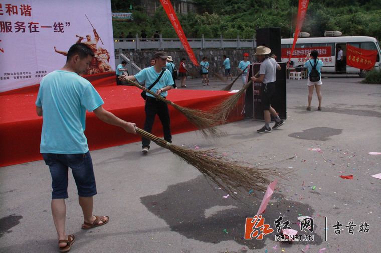 吉首市石家冲辖区州市单位在职党员到社区报到