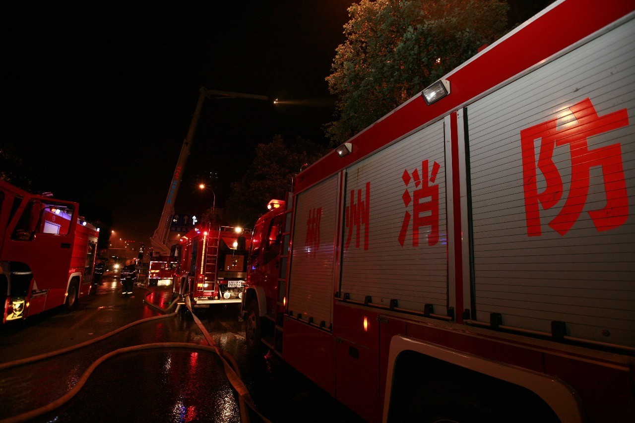 郴州富民轻纺市场火灾 146名消防官兵奋战一夜
