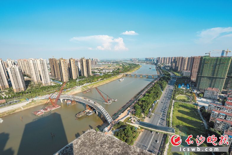 17日，连接浏阳河东西两岸的核心景观汉桥，实现钢制主桁架合龙。长沙晚报记者 陈飞 摄
