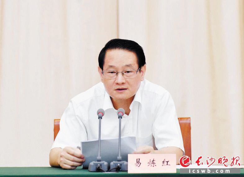 “无论走到哪里，我都会一如既往地关注长沙、支持长沙、服务长沙。长沙，是我永远眷念的故乡！ ”昨日，易炼红深情话别长沙。长沙晚报记者 周柏平 摄