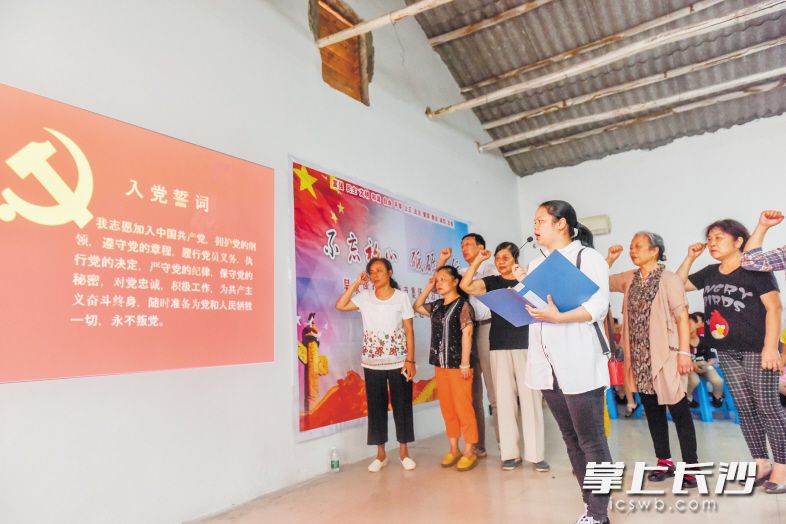 近日，吴家坪社区一群6月入党的老党员重过红色生日，不忘入党初心。长沙晚报记者 陈飞 摄