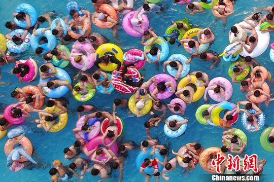 航拍南京高温“红警”下的泳池“缤纷”