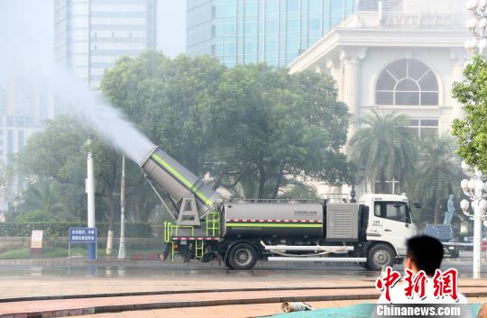 江西南昌街头现降温神器“雾炮车”为城市除尘增湿