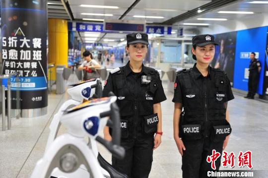 全国首支地铁警方女子巡防队亮相南京日巡逻三万余步（组图）