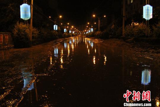 夜访陕西绥德：淤泥漫街头汽车淹水中