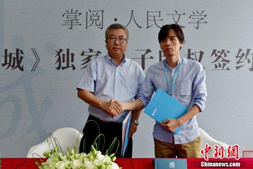 人民文学出版社社长臧永清(左)与掌阅副总裁游亭。掌阅供图