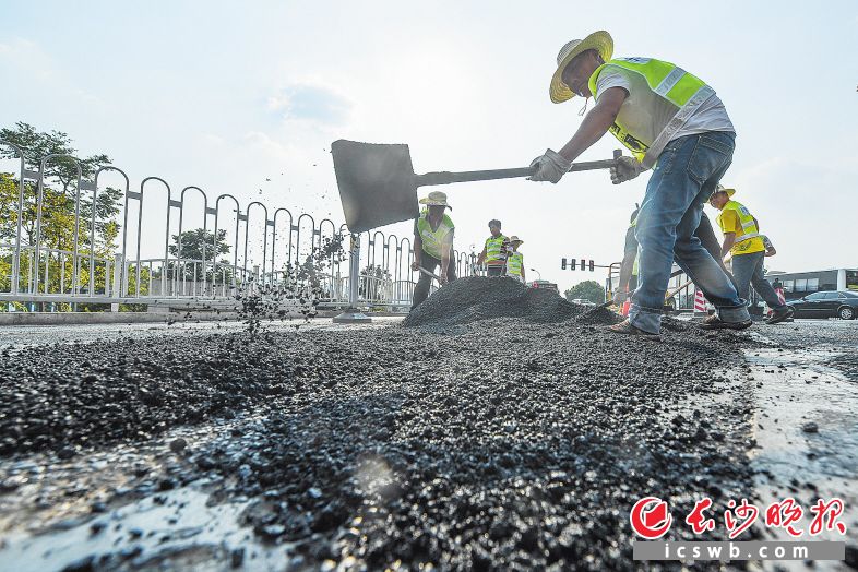 昨日16时40分，天心区市政工人在快速修复橘子洲大桥东匝道一处路面破损。