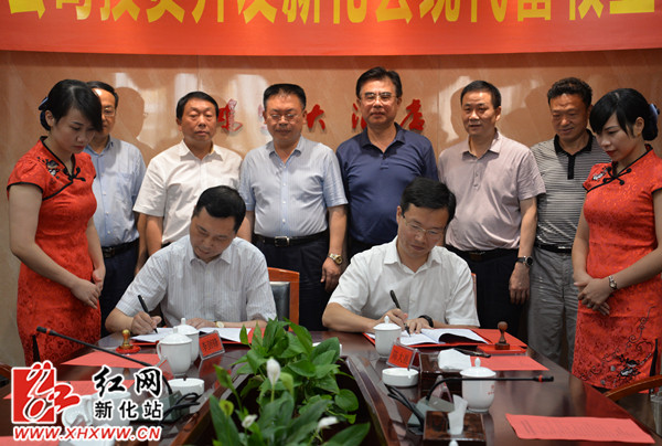 何军(左)与左志锋(右)签订协议.