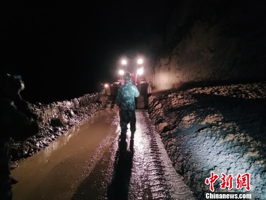 川藏公路怒江沟段抢通西藏交通部队解救数百被困者