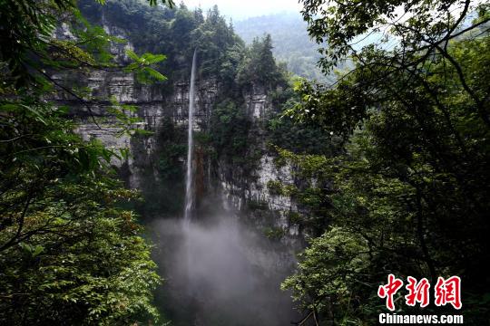 重庆丰都发现183米天坑瀑布探明30余公里溶洞
