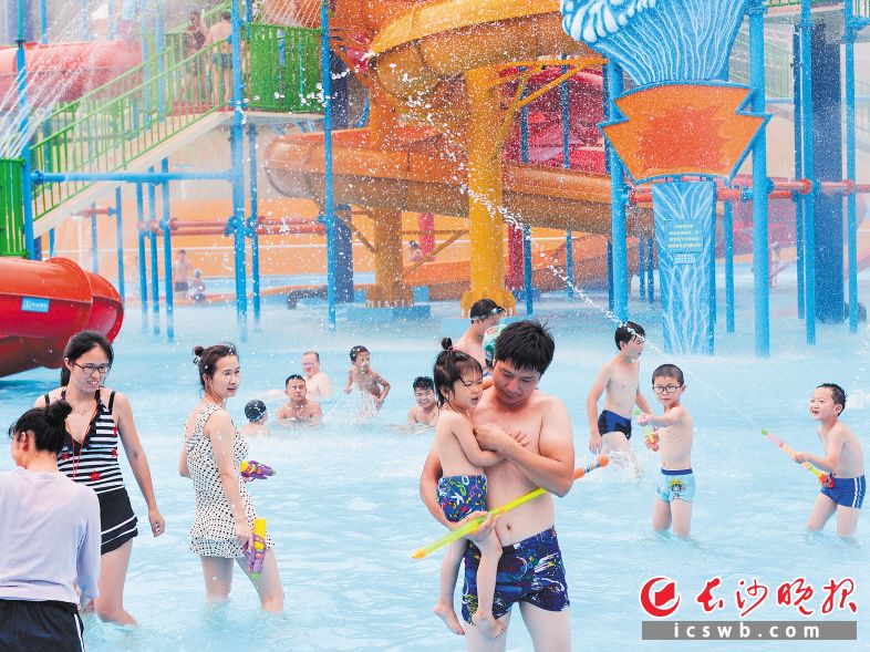 热浪来袭，水上乐园里游客避暑寻清凉。长沙晚报记者 邹麟 摄