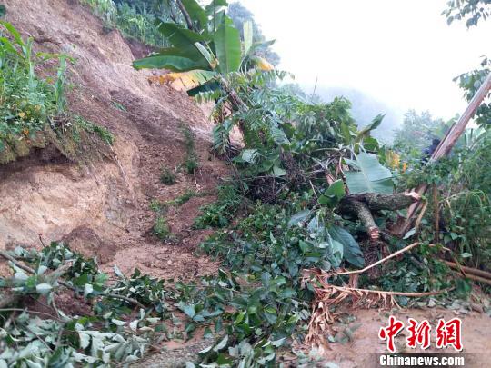 云南镇沅暴雨诱发山体滑坡导致房屋被埋3人失踪