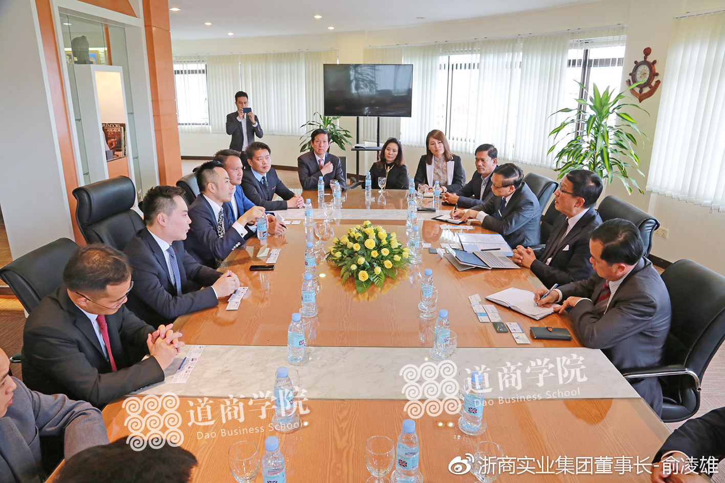 俞凌雄董事长率团与柬埔寨商务部长班守萨进行会谈