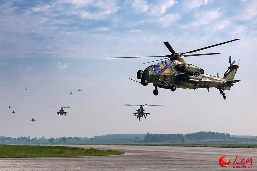 中国空军直升机编队进驻比赛机场