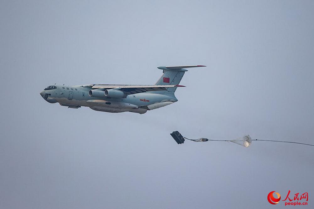 中国空军伊尔-76飞机进行空投作业