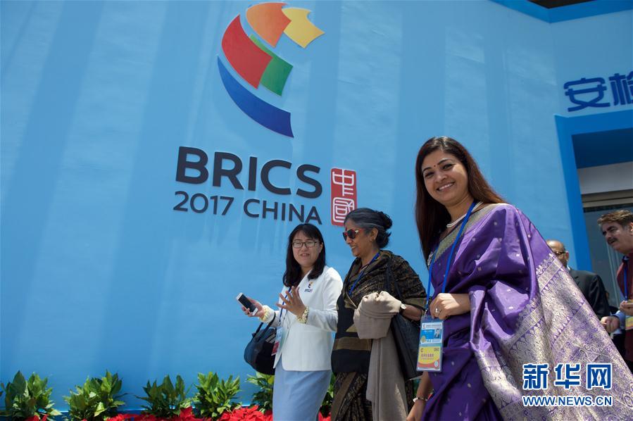 在福州出席金砖国家政党、智库和民间社会组织论坛开幕式的外国嘉宾走出会场（6月11日摄）。凤凰花开，白鹭翱翔。一个月后，世界的目光将投向金砖国家领导人厦门会晤。人们期待，金砖合作由此开启第二个“金色十年”。该论坛由中联部主办，于2017年6月10日至12日在福州举行。新华社记者 姜克红 摄