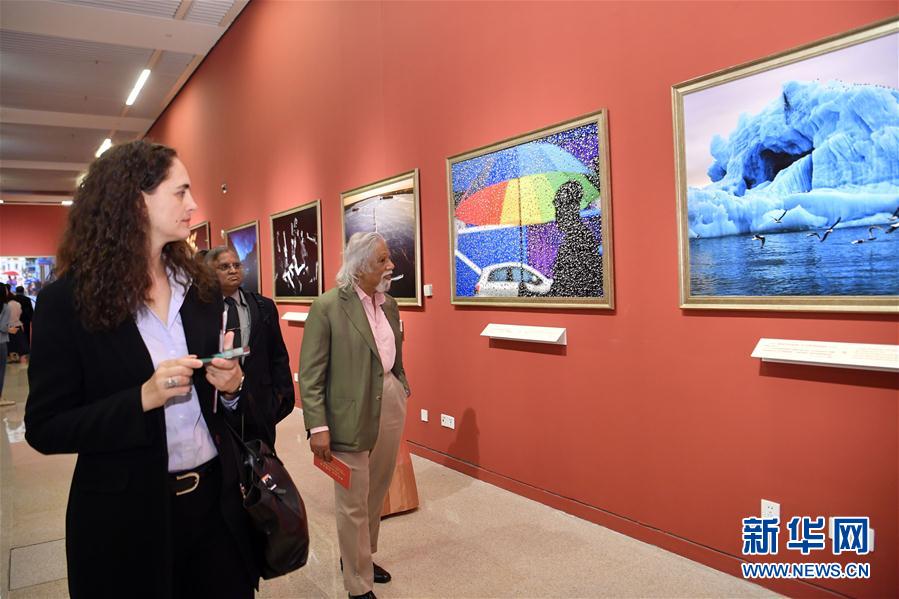 嘉宾在北京举行的金砖国家媒体联合摄影展上观看摄影作品（6月7日摄）。新华社记者 金良快 摄