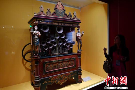 图为展馆内展出的20世纪初法国的西洋军乐摇琴。吕明 摄