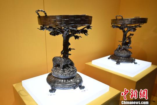 图为展馆内展出的1893年俄国的双耳洗。吕明 摄