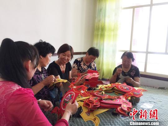 甘肃景泰农家女办手工艺品企业助周边残疾人就业