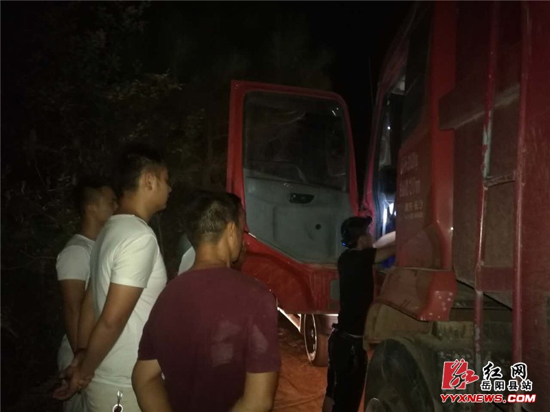 县国土局查封一高岭土盗采矿点