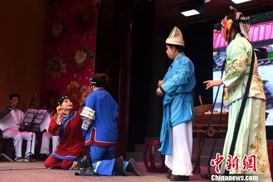 甘肃崆峒古镇办非遗展“家长里短”登台寓教于乐