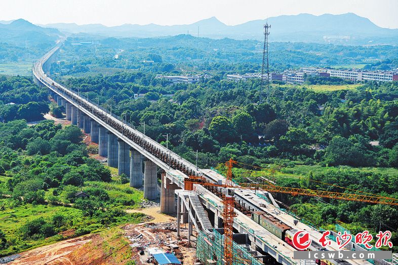 昨日，长株潭城际铁路长沙站以西段圆满完成全线铺轨任务。长沙晚报记者 王志伟 通讯员 刘攀 摄影报道