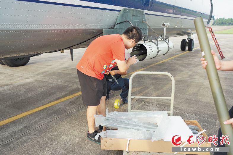 人影工作人员正在安装催化剂。长沙晚报通讯员 戴帅汝 摄