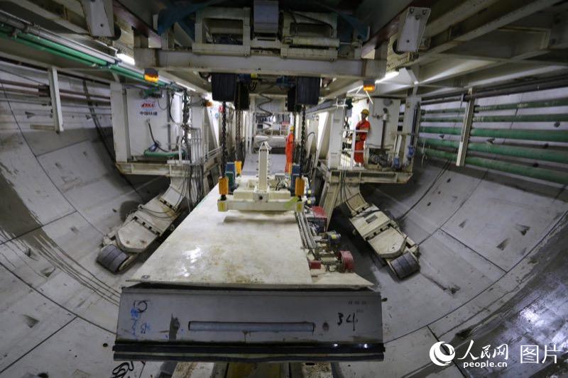 国内最大单洞双线穿越长江地铁隧道顺利贯通
