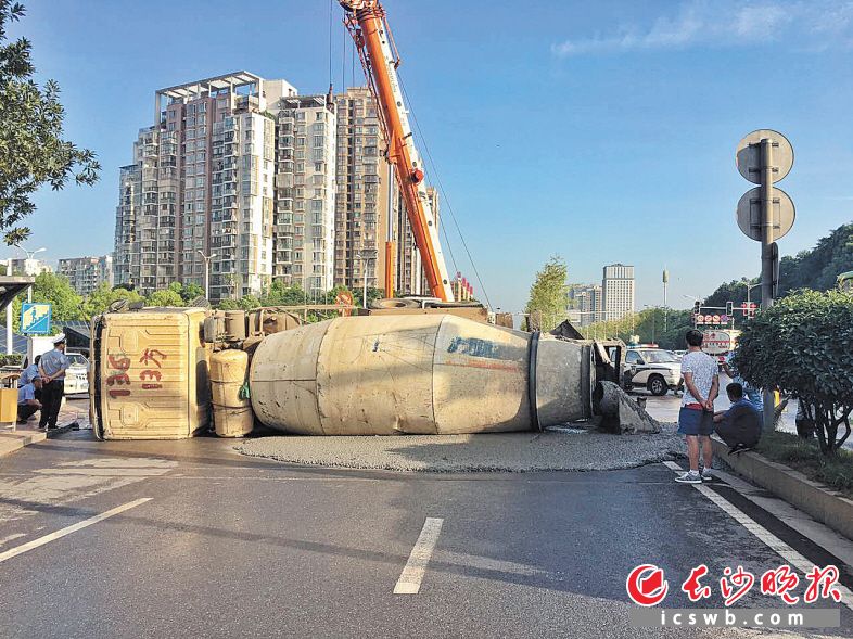 撞上公交车后，水泥罐车侧翻，水泥撒了一地。长沙晚报通讯员 覃翎 供图