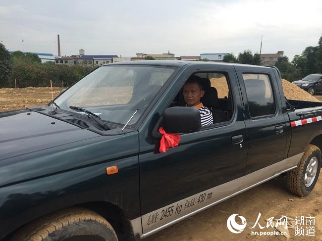 爱心车企送来的新皮卡，刘兵一直将其停在村部，仍是崭新车。