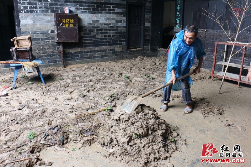 张谷英古建筑群受损严重 干群携手生产自救