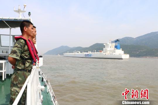 浙江海警联合涉海部门全力清障40万吨级巨轮安全通行