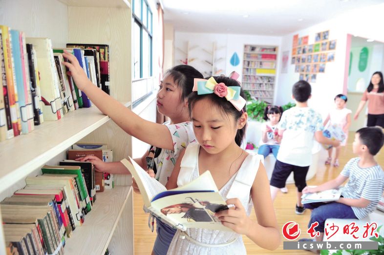 昨日，不少小朋友正在西湖社区少儿图书馆津津有味地阅读自己喜爱的图书。 长沙晚报记者 贺文兵 摄