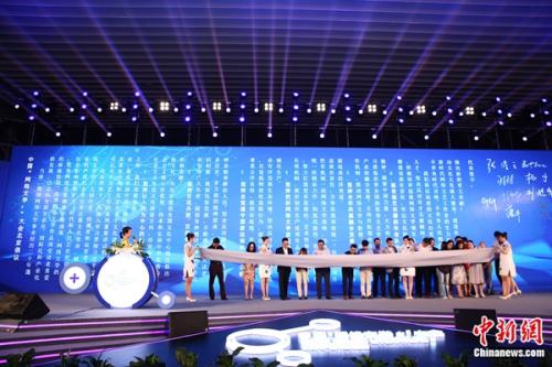  企业代表和作家代表共同发起《中国“网络文学 ”大会北京倡议书》。