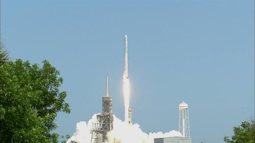 美国肯尼迪航天中心8月14日成功发射“猎鹰9号”火箭，首次将超级电脑送入外太空。（图片来源：法新社）