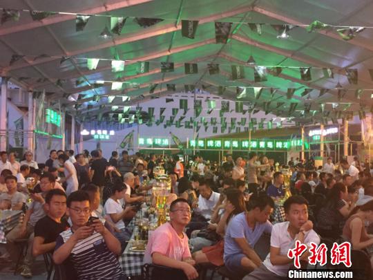 兰州啤酒节启幕民众品美酒赏美食观美女