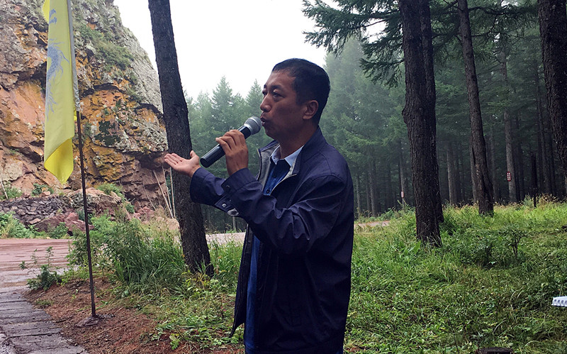 塞罕坝阴河林场场长赵立群在塞罕坝亮兵台讲解 央视网张筱宇摄